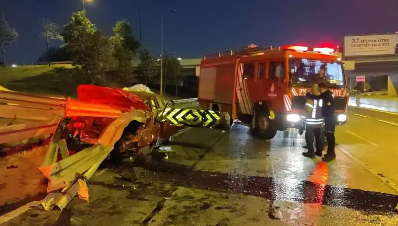 Bariyer Otomobile Saplandı: Korkunç Kazada Sürücü Ağır Yaralandı