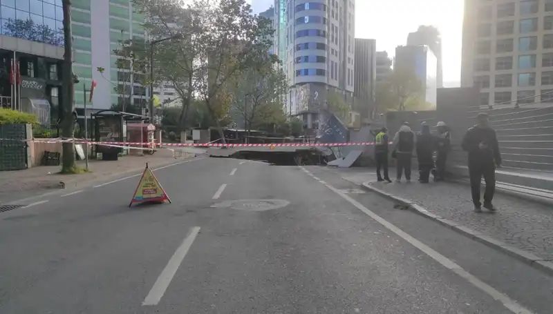 Sarıyer'de Yol Çökmesi: Cadde Trafiğe Kapalı, Yolu Kapatmanın Sebepleri Neler?