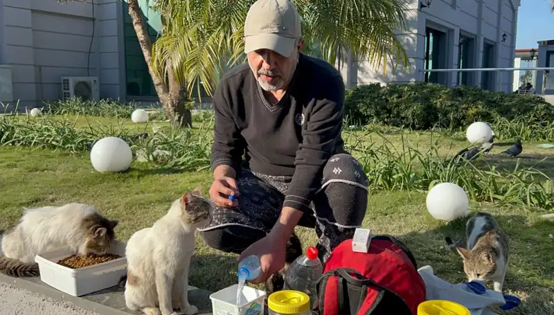 Merhametin Sırrı: 59 Yaşındaki Adam Günde 8 Kilometre Yürüyor
