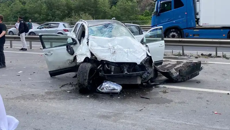 Hayati Tehlike Yaratacak Kaza: 3 Yaralı, Beton Kanal ve Bariyerler!