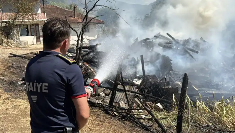 Evde Çıkan Yangın Ormanın Derinliklerine Sıçradı, Ekipler Seferber Oldu