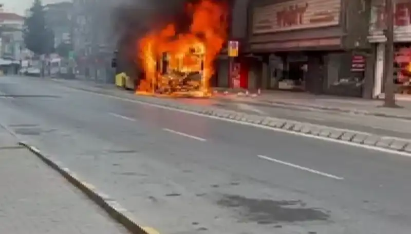 Ümraniye'de Merak ve Korku Dolu Anlar: Bir Anda Alev Alan Araçlar