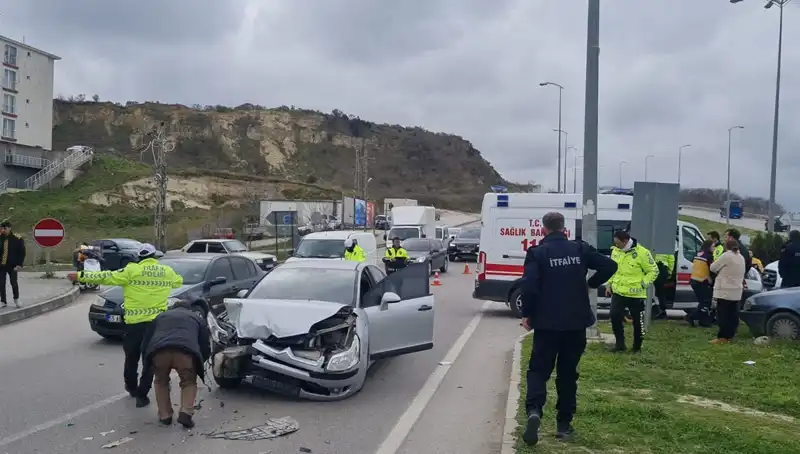 Sinop'ta Çarpışan Otomobillerde Yaralılar Var: Kaza Anı Kameralarda