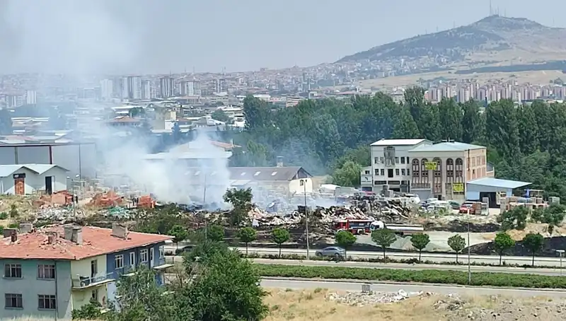 Otluk Alanda Çıkan Yangın, Depo Yangınına Dönüşerek Küle Çevirdi