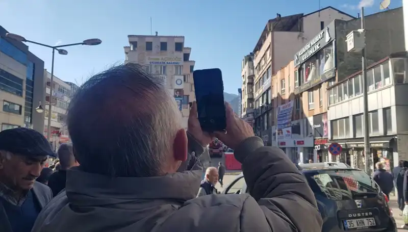 Çatıya Çıkan Adamı Görmek İçin Yarıştılar: Şok Edici Olay