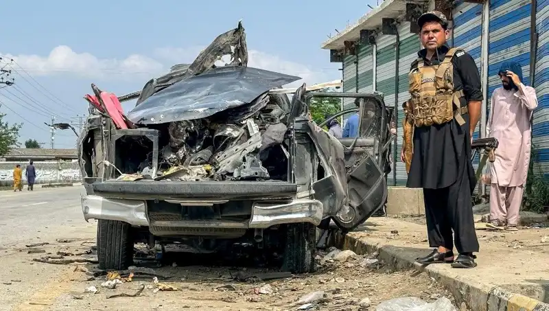 Pakistan'da Patlama: Hükümet Yetkilileri ve Polis Memurunun Ölümü Ülkeyi Şokta