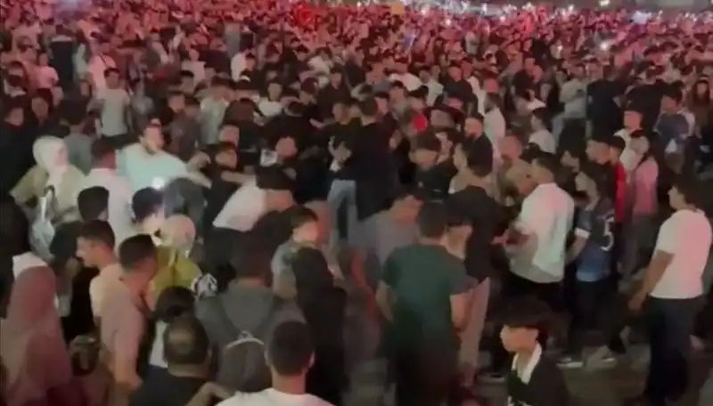 Konserde Bıçaklı Kavga: Üç Kişi Yaralandı, Gerginlik Tırmandı