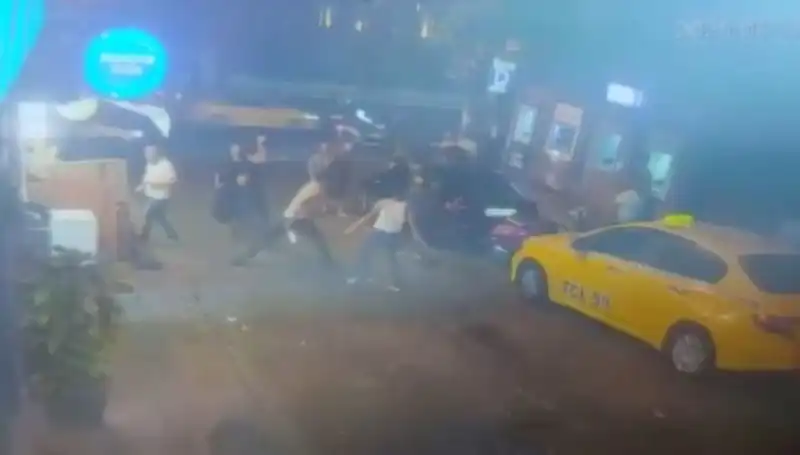 Beyoğlu’nda Sokak Kavgası: Laf Atma Tartışması Büyüdü, Kan Aktı!