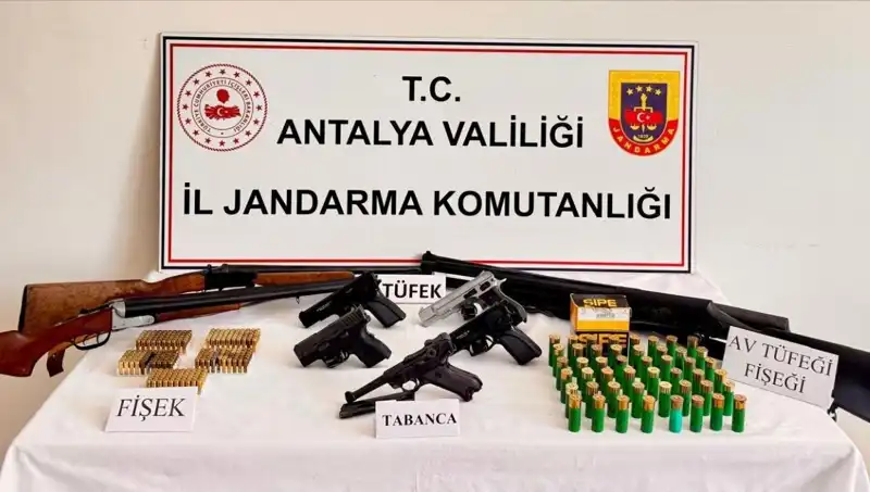 Antalya'da Ruhsatsız Silah Operasyonu: İki Kişi Gözaltına Alındı