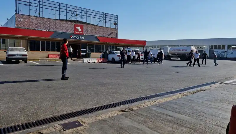 İki Aile Arasında Yumruklara Dönüşen Omuz Atma Kavgası: Akaryakıt İstasyonu Savaş Alanı Oldu