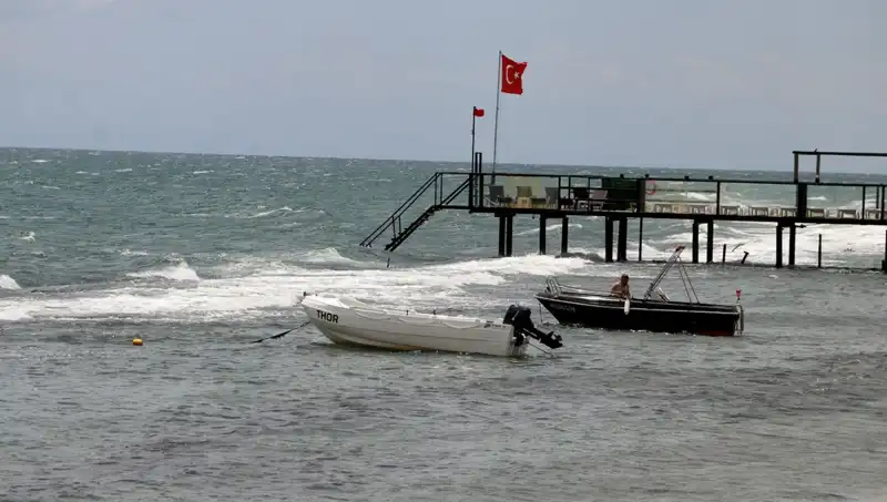Poyrazın Gücü Artıyor, Sahillerde Denize Girmek Yasaklandı!