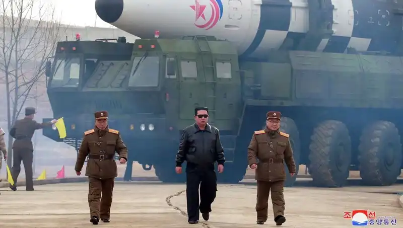 Kuzey Kore'nin Nükleer Silah Devleti Statüsü: Tehdit mi, Güvenlik Stratejisi mi?