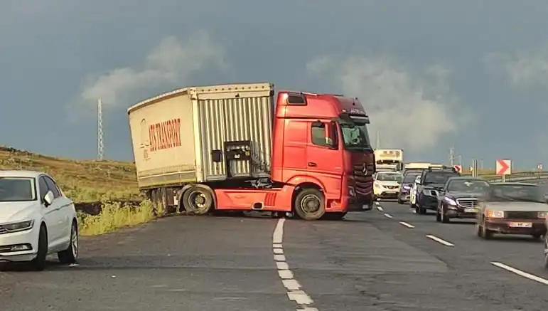 TIR Kaydı ve Yol Kapatma Krizi: Uzun Araç Kuyrukları Şehri Aştı