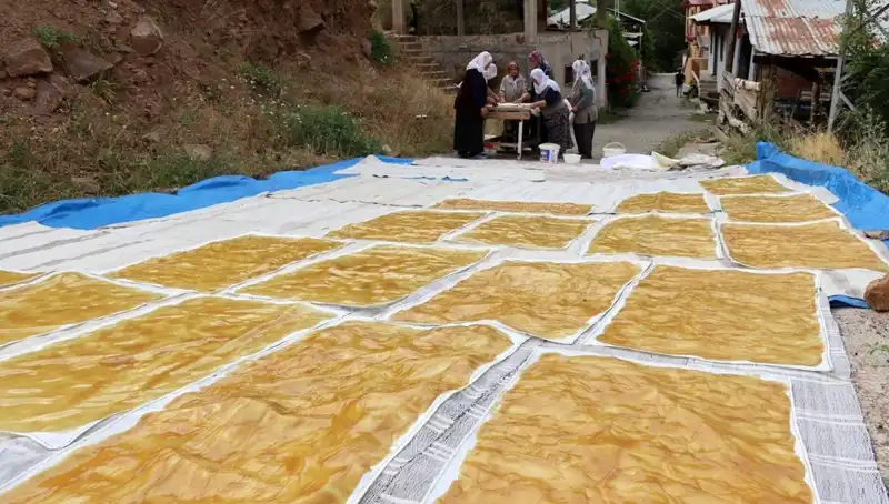 Dev Kazanlarda Odun Ateşiyle Hazırlanan Kış Lezzeti: Geleneksel Sıcak Yemekler
