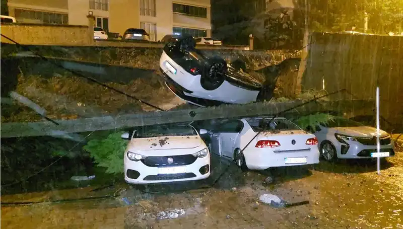 Önceki Gece Duvar Çöktü: 4 Araç Zarar Gördü, Yaralılar Var mı?