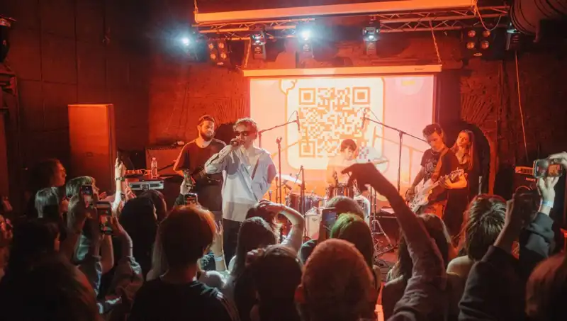 Savaşın Gölgesinde Bir Şehirde Hayat: Saldırılar ve Konserler Bir Arada!