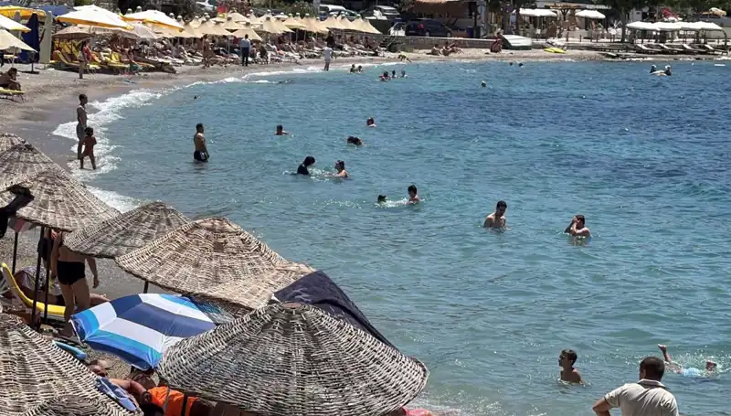 Yazın En Sıcak Günü: 36 Dereceyi Gören İstanbullular Sahile Akın Etti