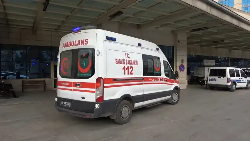 Bir Kadın, Birlikte Yaşadığı Adamı Bıçaklayarak Ağır Yaraladı!