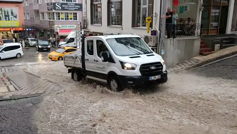 Aniden Bastıran Sağanak, Şehri Alt Üst Etti: Su Baskınları Yaşandı