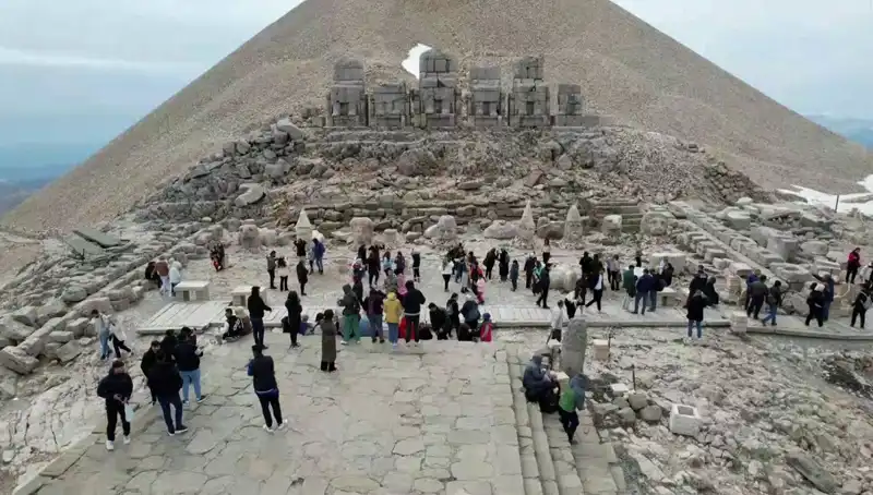 Bayram Tatilinde Nemrut Dağı'nda Peygamberlerin İzleriyle Dolu Bir Efsane Yaşandı