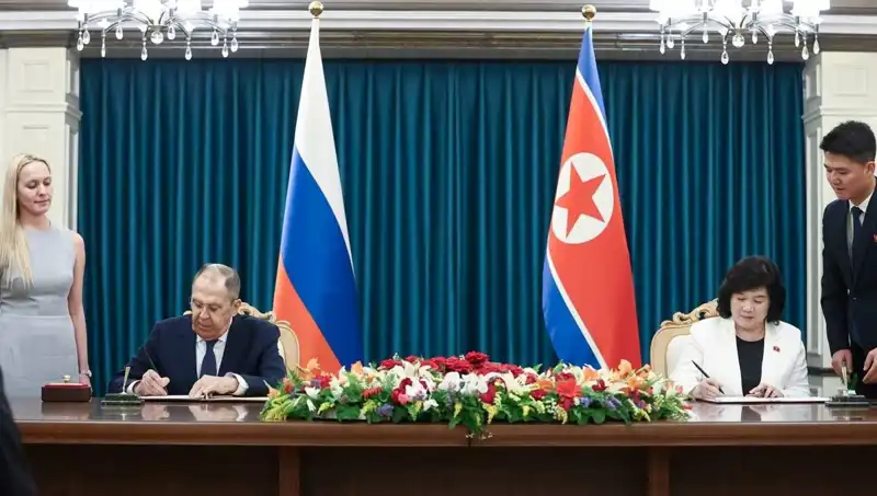 Rusya ve Kuzey Kore Arasında Kritik Görüşme: Lavrov ve Mevkidaşı Bir Araya Geldi