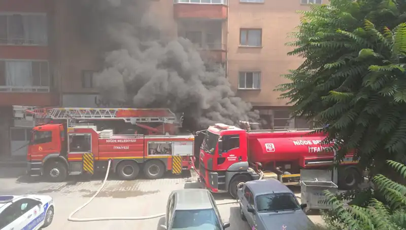 Niğde'de Beyaz Eşya Deposunda Patlayan Yangın, Büyümeden Zor Kurtarıldı