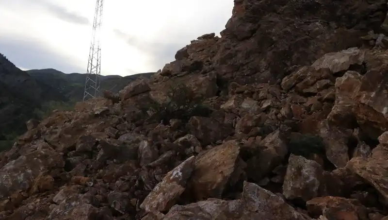 Erzurum'da Dev Heyelan Sırasındaki Kayalar Yolu Ulaşımı Kesintiye Uğrattı