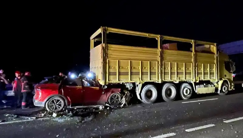 Kamyona Çarpan Aracın Sürücüsü Hayatını Kaybetti: Korkunç Kaza Detayları