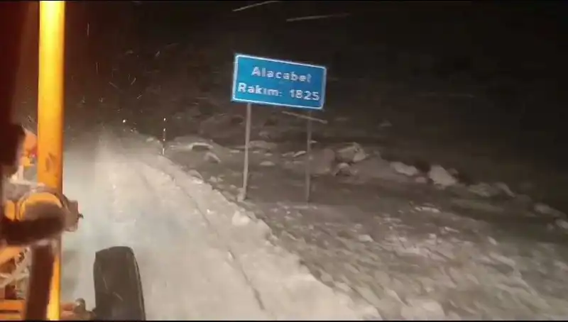 Antalya'da Mevsim Dışı Kar Yağışı: Şehir Bembeyaz Oldu