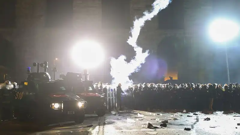 Saraçhane'de Polis Memurlarına Saldırı: Olay Yerindeki Gerginlik Tırmandı