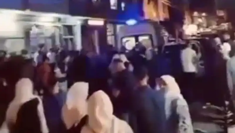 Genç Kız Balkonundan Düşerek Ağır Yaralandı, Ailesi Büyük Panik Yaşadı