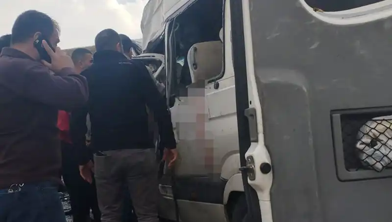 Van'da Minibüs ile Kamyonet Çarpıştı: 6 Kişi Hayatını Kaybetti, 8 Yaralı