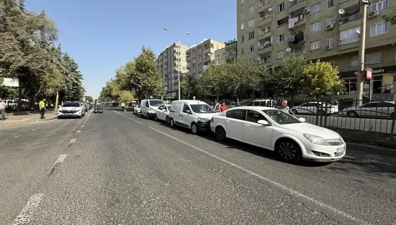 Diyarbakır'da Korkunç Kaza: 5 Araç Birbirine Girdi!
