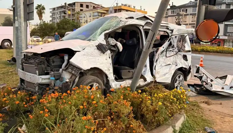 Antalya'da Midibüs ile Hafif Ticari Araç Çarpıştı: 6 Yaralı, Kaza Anı Kamerada