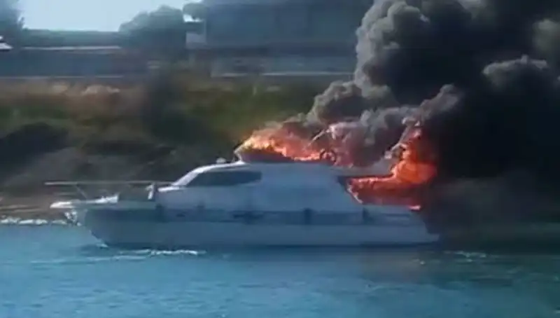 Çeşme Marina'da Motoryat Alev Alev Yandı: Olayın Perde Arkası