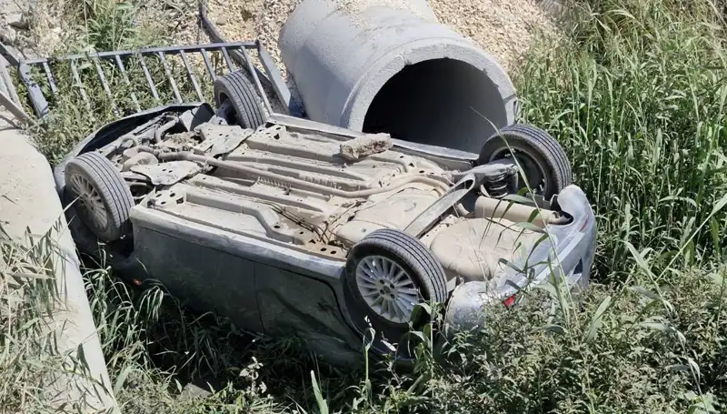 Pikap ve Otomobil Çarpıştı: Su Kanalına Düşen Araçta İki Yaralı