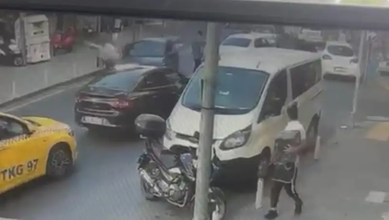 Gaz pedalına basarak fren yerine suçlu oldu: Olay yeri savaş alanına döndü!