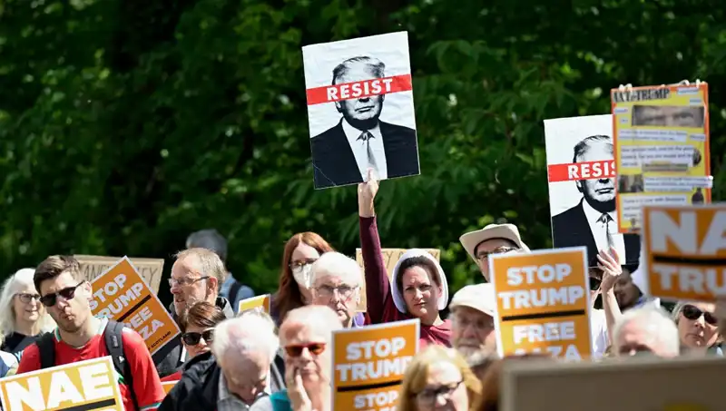 Trump, İskoçya Ziyaretinde Golf Oynarken Protesto Edildi