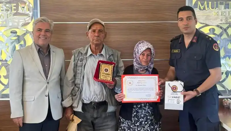 Maddi Zorluklar İçindeki Ailenin Duygulandıran Bağışı: Evinin Anahtarını Jandarmaya Verdiler
