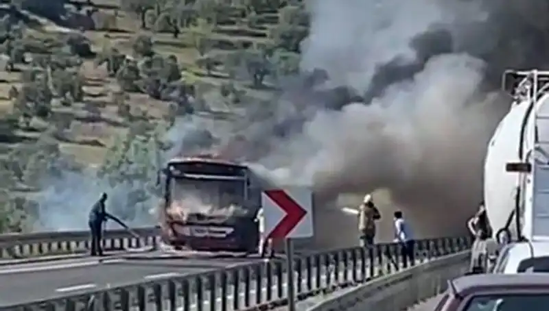 İzmir’de Yanan Belediye Otobüsü Saniyeler İçinde Yolcuları Tehlikeden Kurtardı