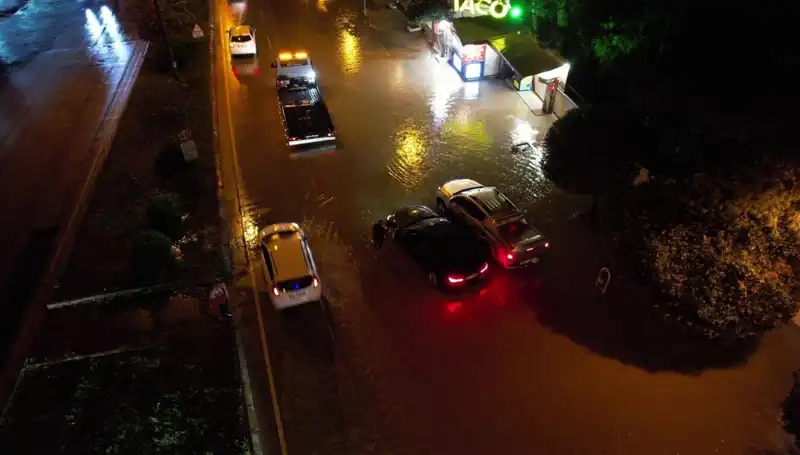 Adana Yıllardır Görmediği Sağanak Yağışla Sarsıldı: Caddeler ve Yollar Altyapı Sorunu Yaşıyor