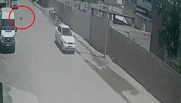 Otomobil Çocuğa Çarptı! Olay Yerinden Kaçan Sürücü İnceleniyor