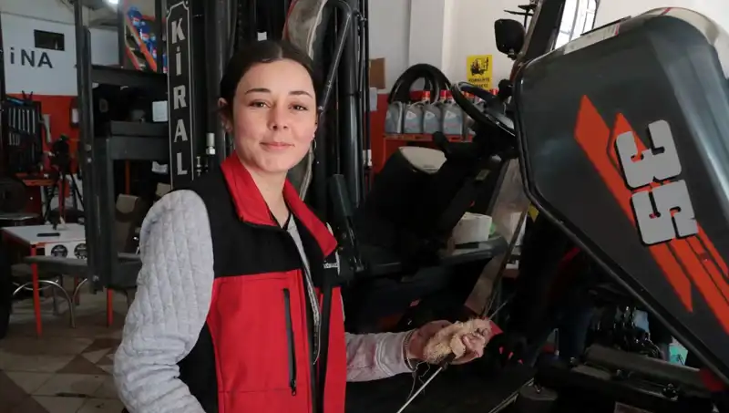 Sanayinin Tek Kadın Çalışanı Melike Hanım: Forklift Servisinde Çıraklık Serüveni
