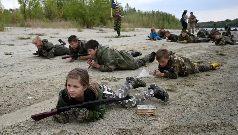 Rusya'nın İki Yüzü: 8 Yaşındaki Çocuklar Askeri Kampta Hayatta Kalma Mücadelesi Veriyor