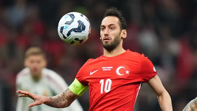 Fenerbahçe'den Hakan Çalhanoğlu Bombası: Mourinho'nun Desteğiyle Gelen Teklif!