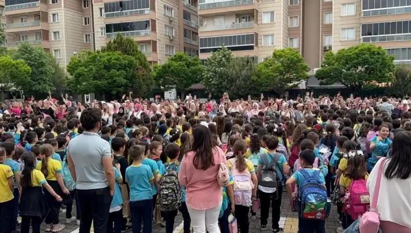 Öğrencilerden Unutulmaz Anneler Günü Sürprizi: Gözyaşlarıyla Dolup Taşan Anlar