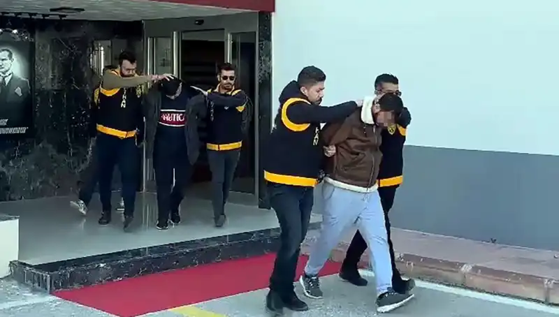 İki Şüpheli Silah Zoruyla 2 Milyon Lira İstedi: Tutuklandılar!