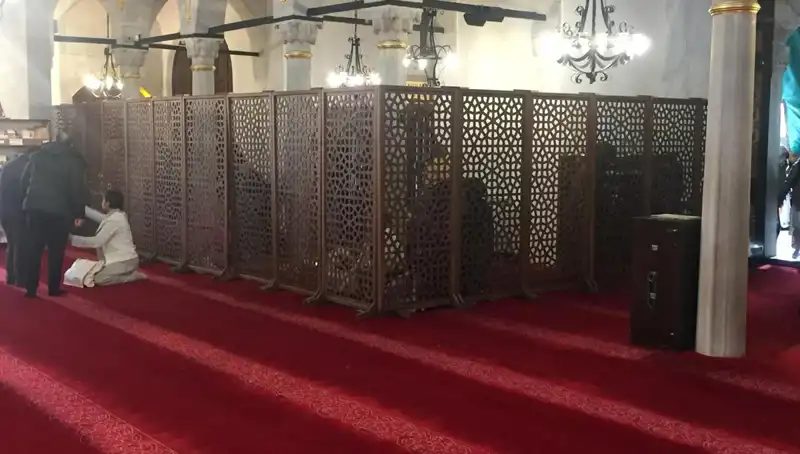 Teravih Namazı Tartışmaları: Kadın ve Erkeklerin Yan Yana Kıldığı İddiası