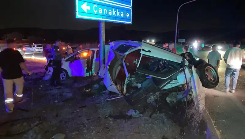 Çanakkale'de Trafik Kazası: İki Otomobil Çarpıştı, Yaralıların Durumu Ciddiyetini Koruyor