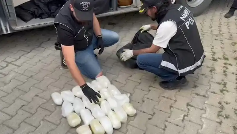 Yolcunun Valizinden 13 Kilo Metamfetamin Çıktı: Uyuşturucu Kaçakçılığına Geçit Yok